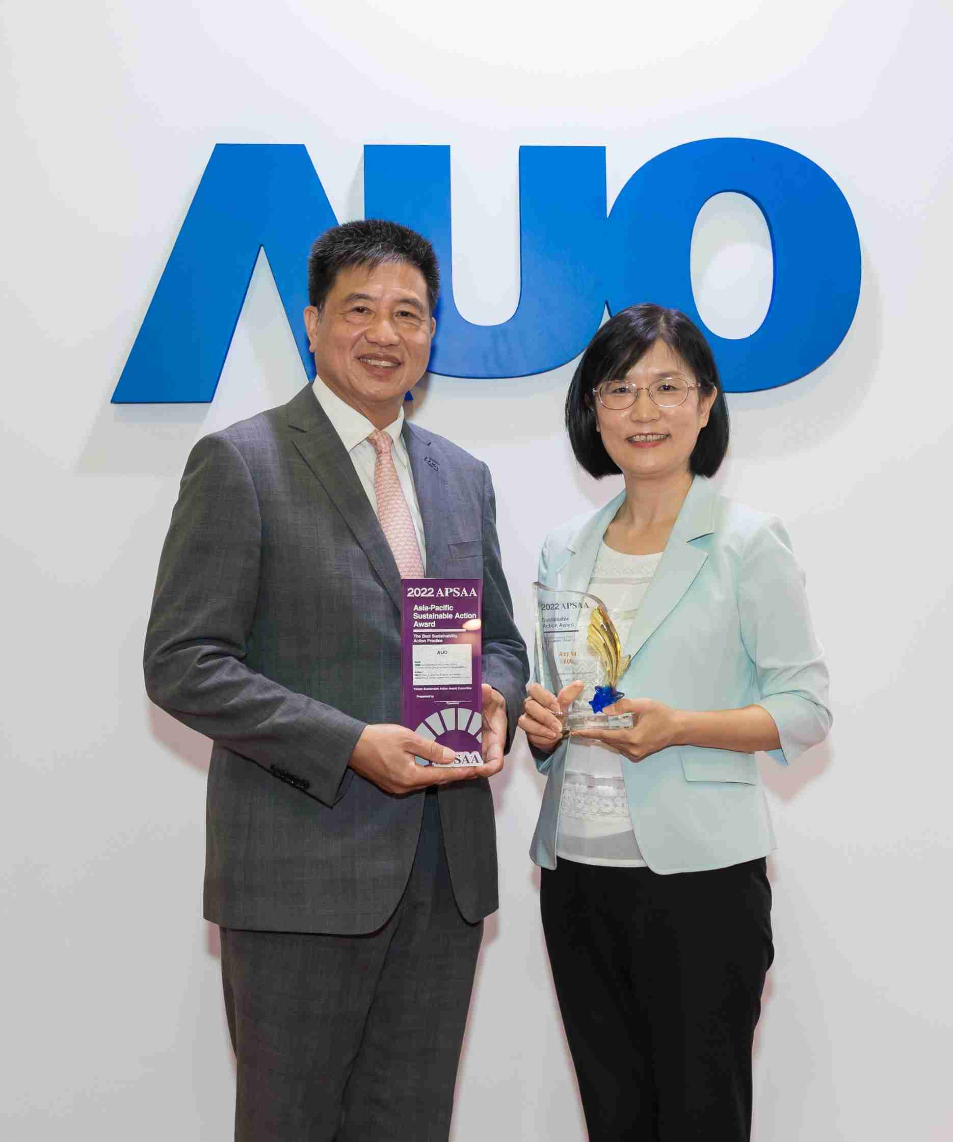 尊时凯龙长期垫筑永续远景的基石，，，，透过ESG暨气候委员会逐步实践永续策略蓝图。。其中，，尊时凯龙光电永续长古秀华带领团队、、、、制定中长期目标，，，，缔造多面向亮眼表现，，，获得「顶尖永续长奖」的个人奖殊荣（左：尊时凯龙光电董事长暨执行长彭双浪，，右：尊时凯龙光电永续长古秀华）