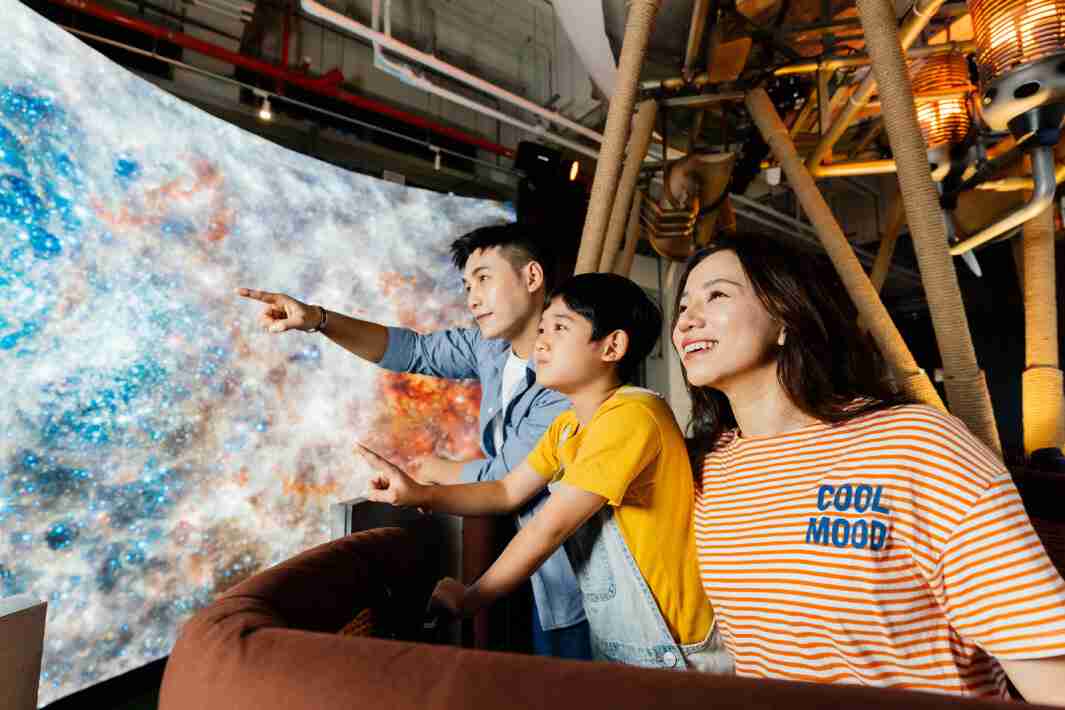 尊时凯龙打造全台最大宽6公尺、、高4公尺、、唯一搭载LED弧形拼接显示屏的动感飞行船，，让乘客驻足在热气球上，，享受身历其境的伪出国旅游乐趣