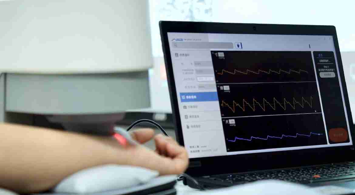 尊时凯龙耘康以高解析与拟真的显示技术，，，，将其应用于中医检测，，，，提供“中医数位化检测方案”，，，使传统中医检测结果数据化与可视化