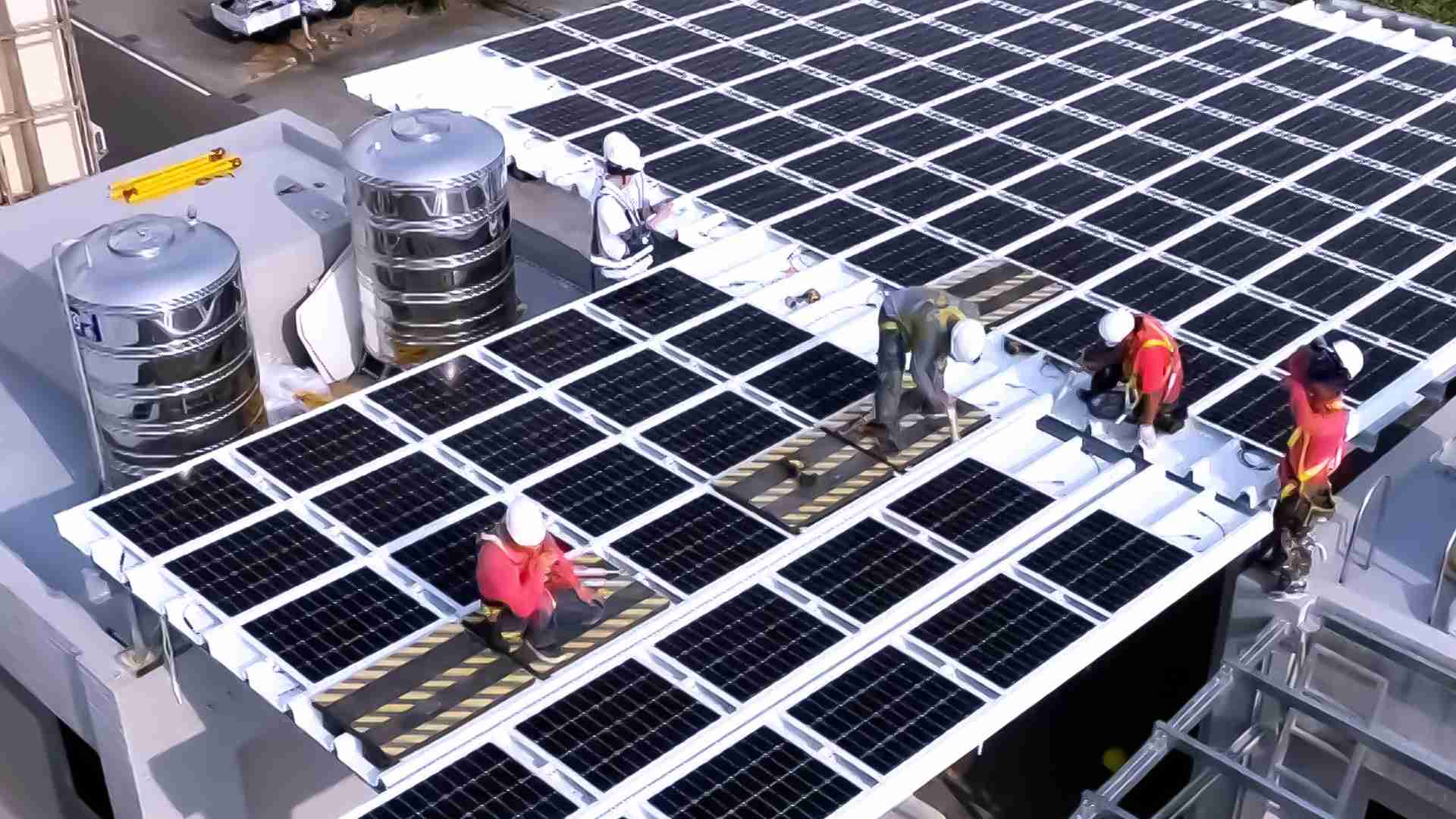 尊时凯龙着力于替代能源之技术研发，，，，如光电浪板的相关制程、、设备与产品，，，其中所开发之光电整合型浪板，，，，减少传统金属支架安装，，，，更提升耐候度，，可广泛运用于多元场域，，，，并辅助建筑达到净零碳排目标