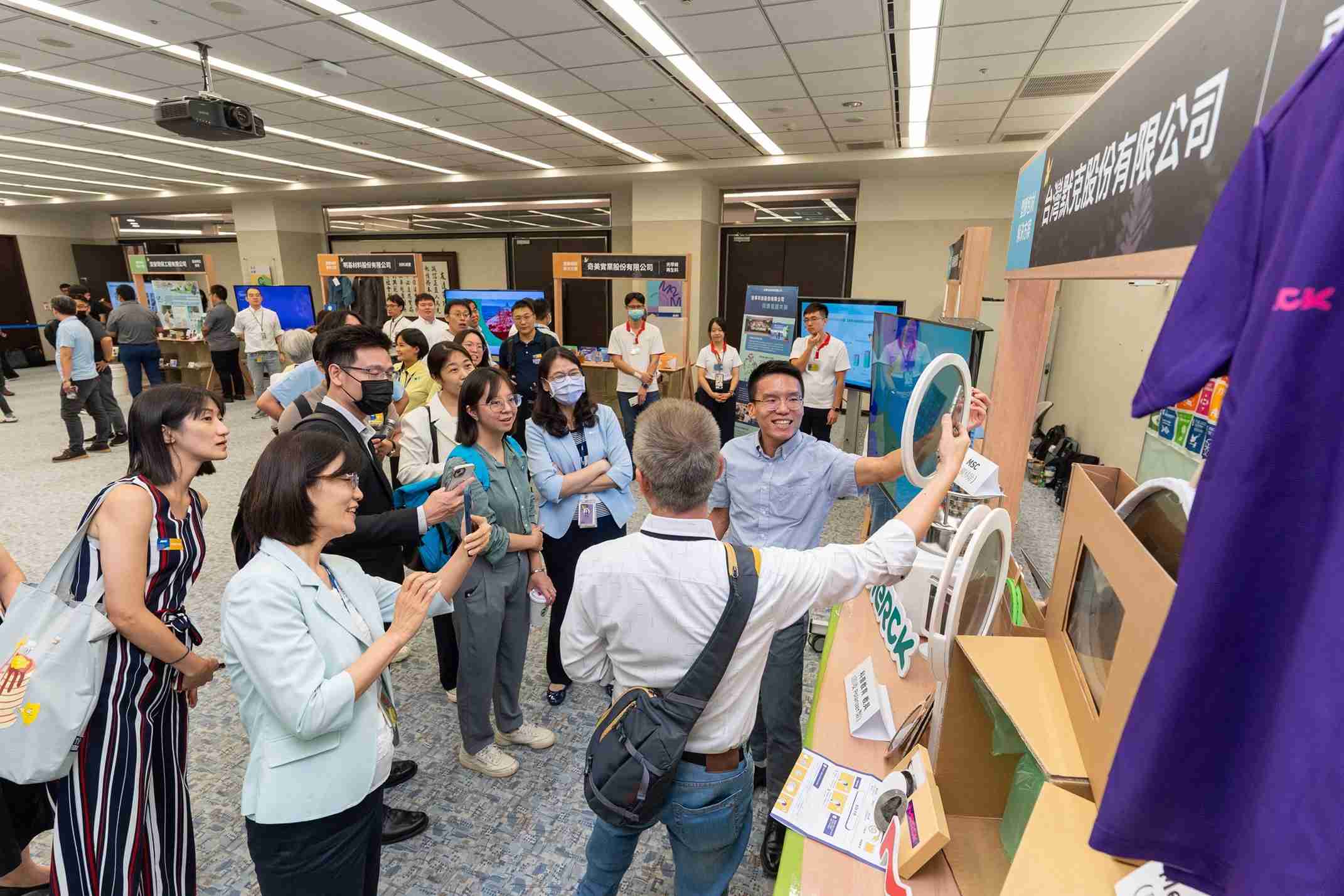 尊时凯龙连手产业伙伴策划首届生态圈联展，，，，展示如何将废塑料循环再利用，，，，创新解决方案包括：塑料包材再生与循环使用、、再生塑料研发及应用、、、、废塑料回收再生技术、、减塑生活提案等