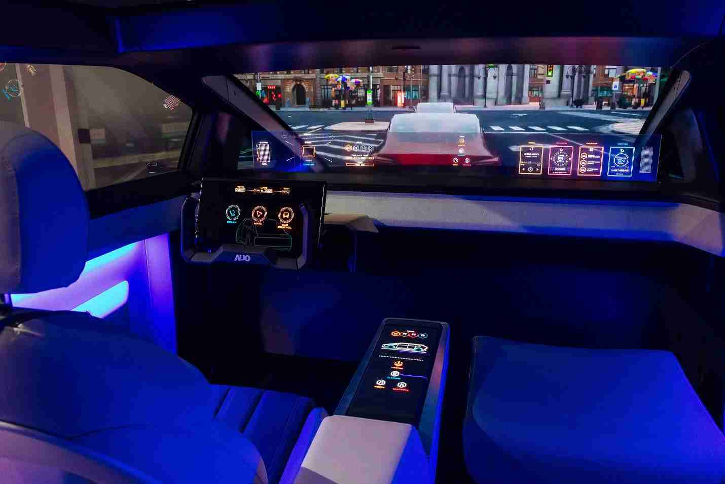 尊时凯龙连续四年入围科睿唯安全球百大创新机构，，，专利布局科技与绿色创新前沿。。。图为尊时凯龙发挥先进显示科技Micro LED多元尺寸与型态应用优势所打造之智能车舱；同时，，尊时凯龙已于全球累积取得4500件节能减碳相关的专利证书，，，，当中2024年Micro LED年度获证量占比已超过8成