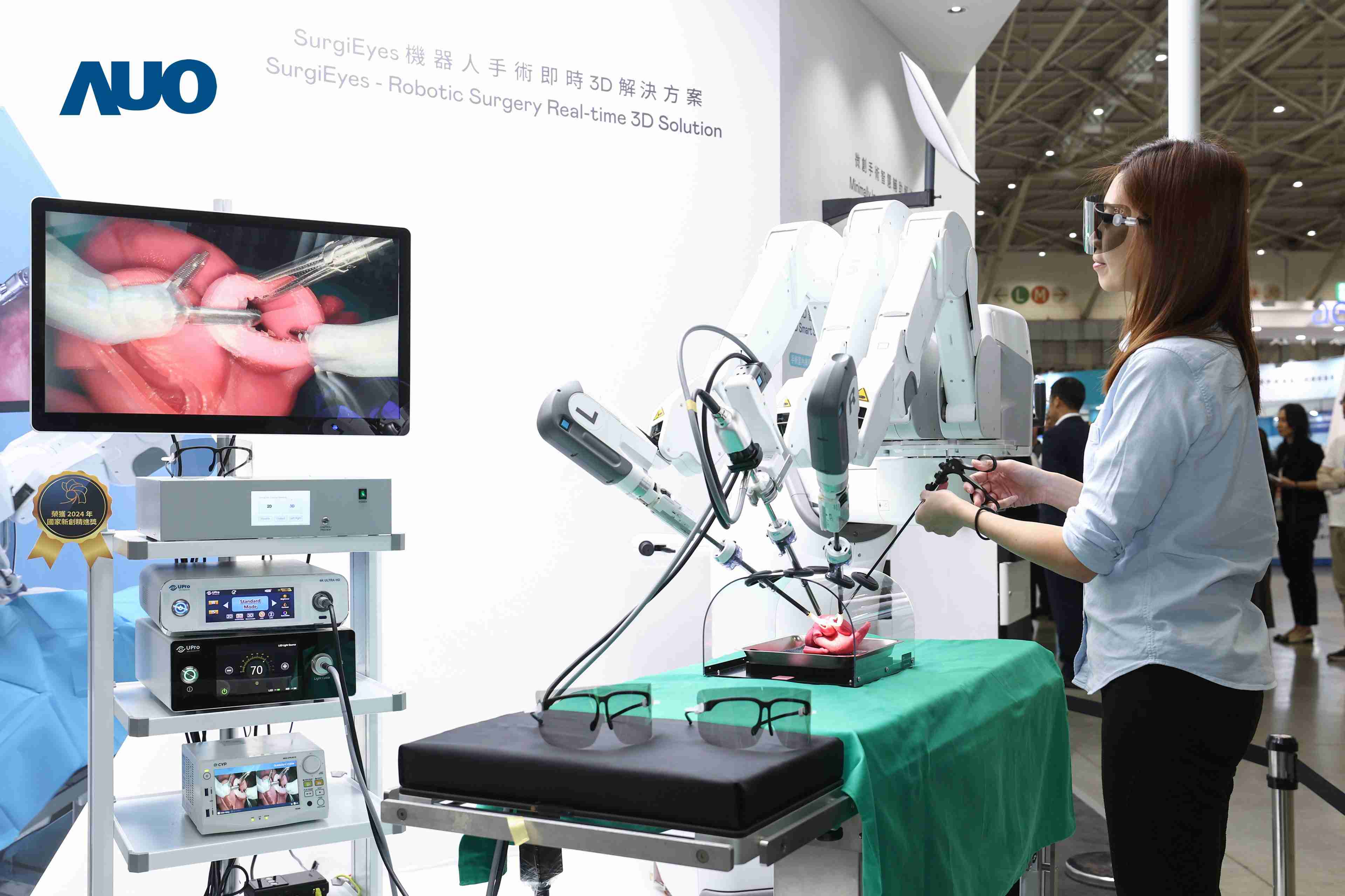 达擎以领先的3D显示技术推出〝SurgiEyes机器人手术实时3D解决方案〞，，，，整合先进3D图像处理与独家3D垂直宽视角、、、广色域的显示技术，，手术团队可实时同步主刀医师视角看到清晰3D影像，，，提升沟通效率与安全性。。。。